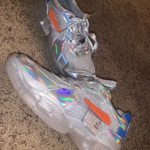 holographic tennis shoes!!! 💕